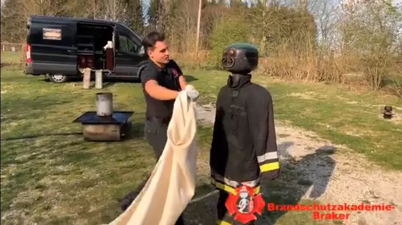 Einsatz einer Feuerlöschdecke im Rahmen der Brandschutzhelfer-Ausbildung