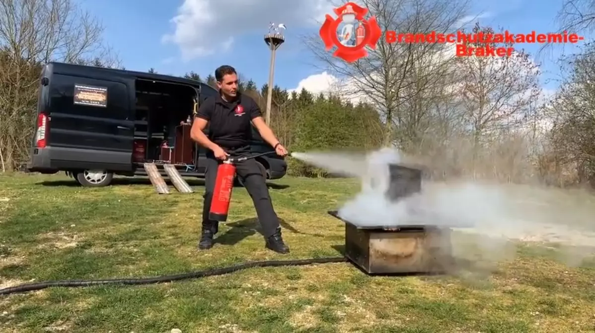 Richtiger Umgang mit Feuerlöschern im Rahmen der Brandschutzhelfer-Ausbildung